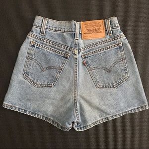 Vtg Levi's High Waisted Denim Shorts 912 slim 3 23 24